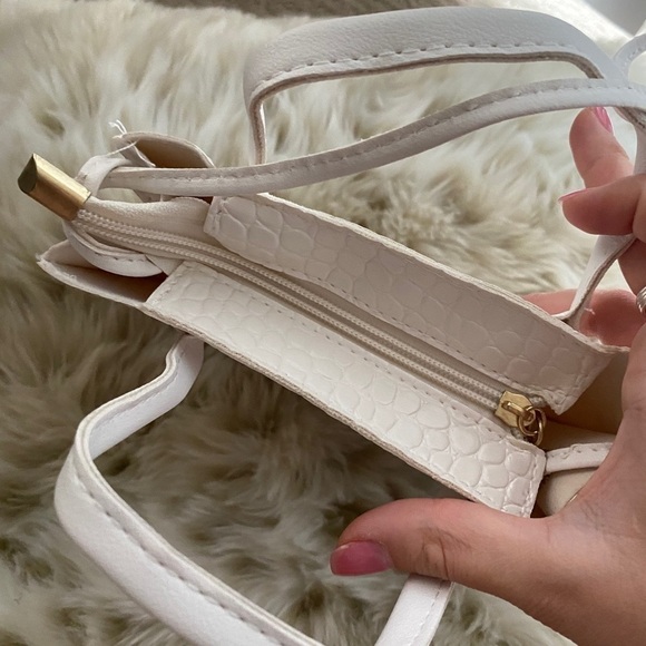 NWOT - cute small, white croc pattern purse - Picture 6 of 10